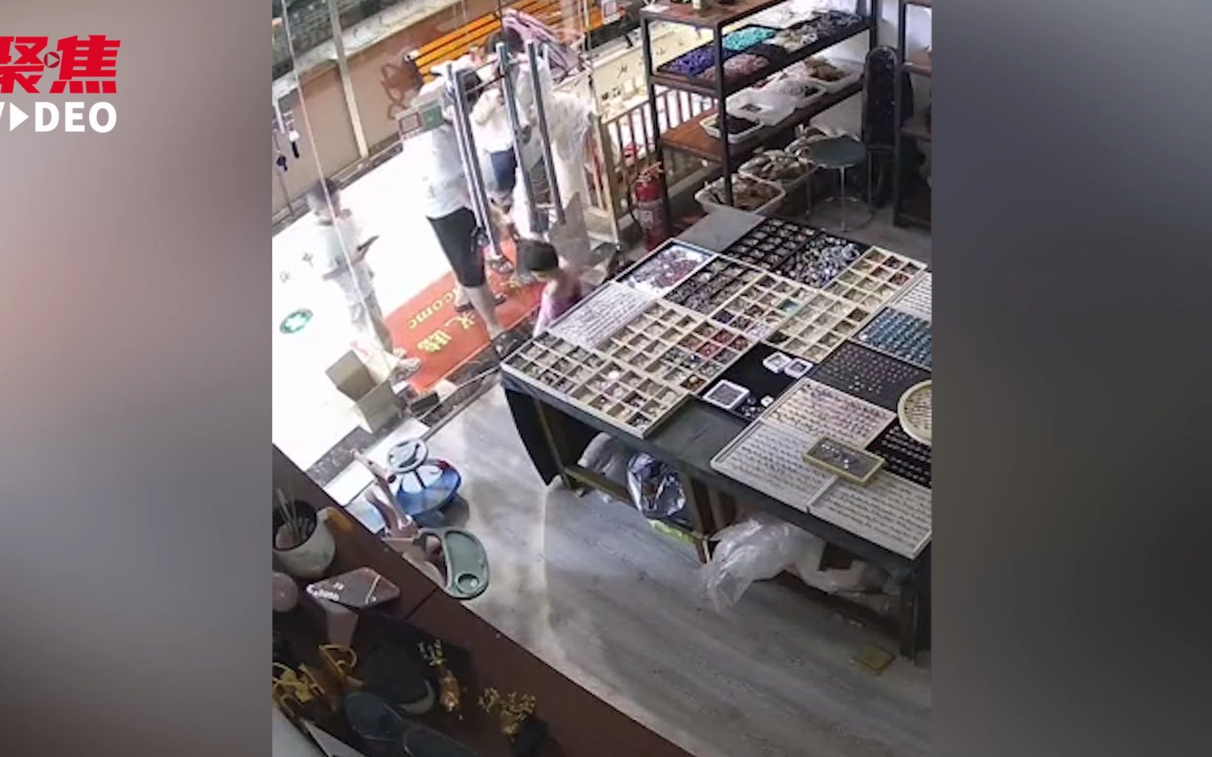 鑰匙裝進包被鎖店內(nèi),1歲多寶寶鉆進店成功取出:這個家沒我不行!